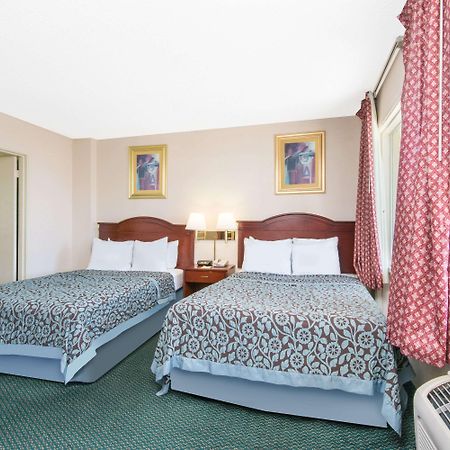 Days Inn & Suites By Wyndham Wichita East Экстерьер фото