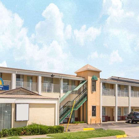 Days Inn & Suites By Wyndham Wichita East Экстерьер фото
