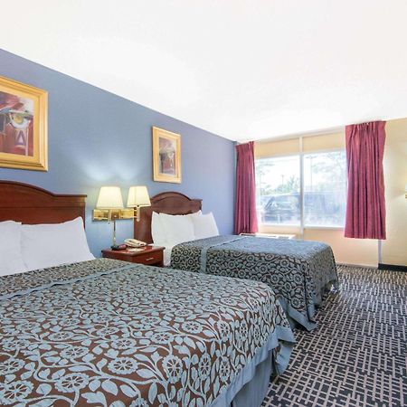 Days Inn & Suites By Wyndham Wichita East Экстерьер фото