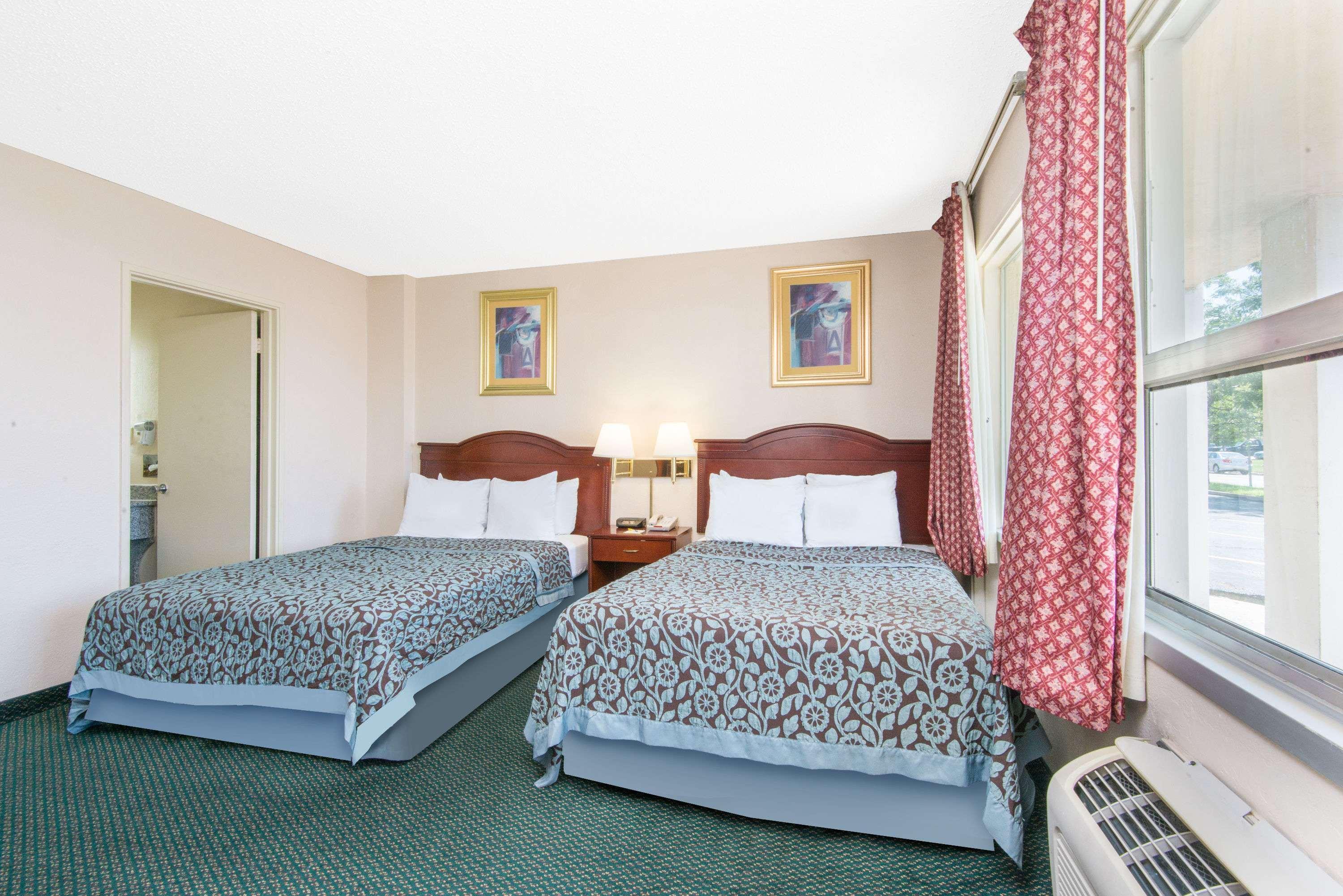 Days Inn & Suites By Wyndham Wichita East Экстерьер фото