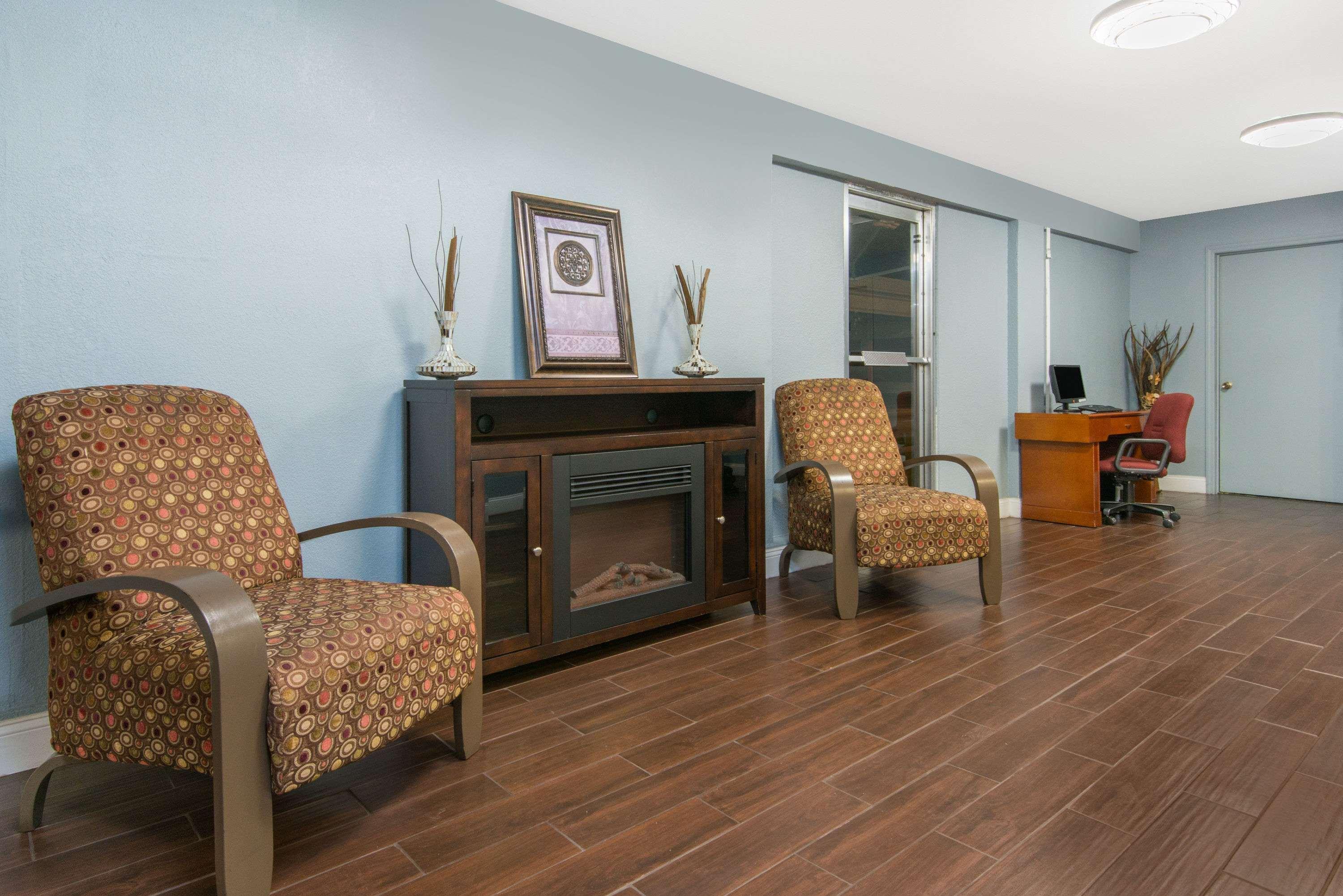 Days Inn & Suites By Wyndham Wichita East Экстерьер фото