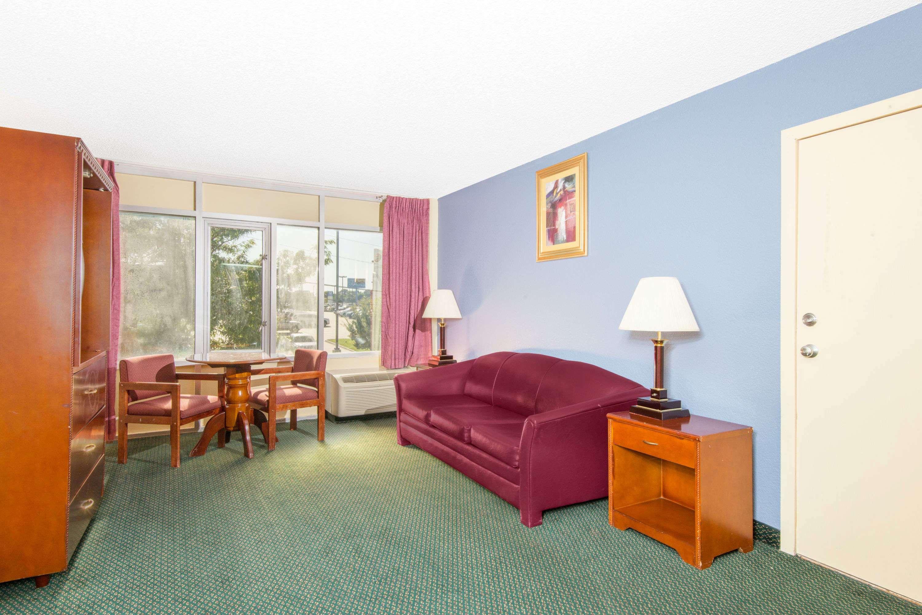 Days Inn & Suites By Wyndham Wichita East Экстерьер фото