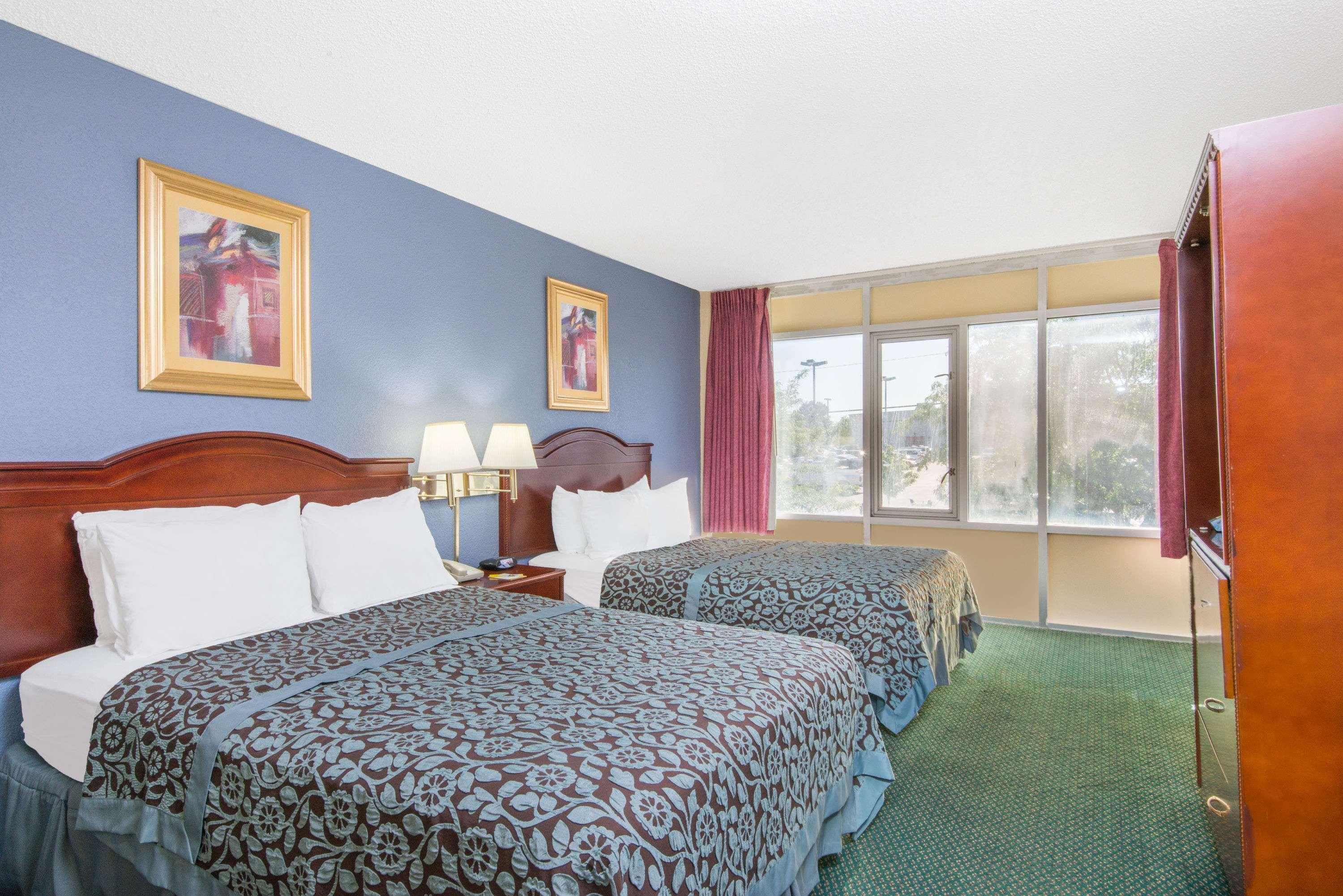 Days Inn & Suites By Wyndham Wichita East Экстерьер фото