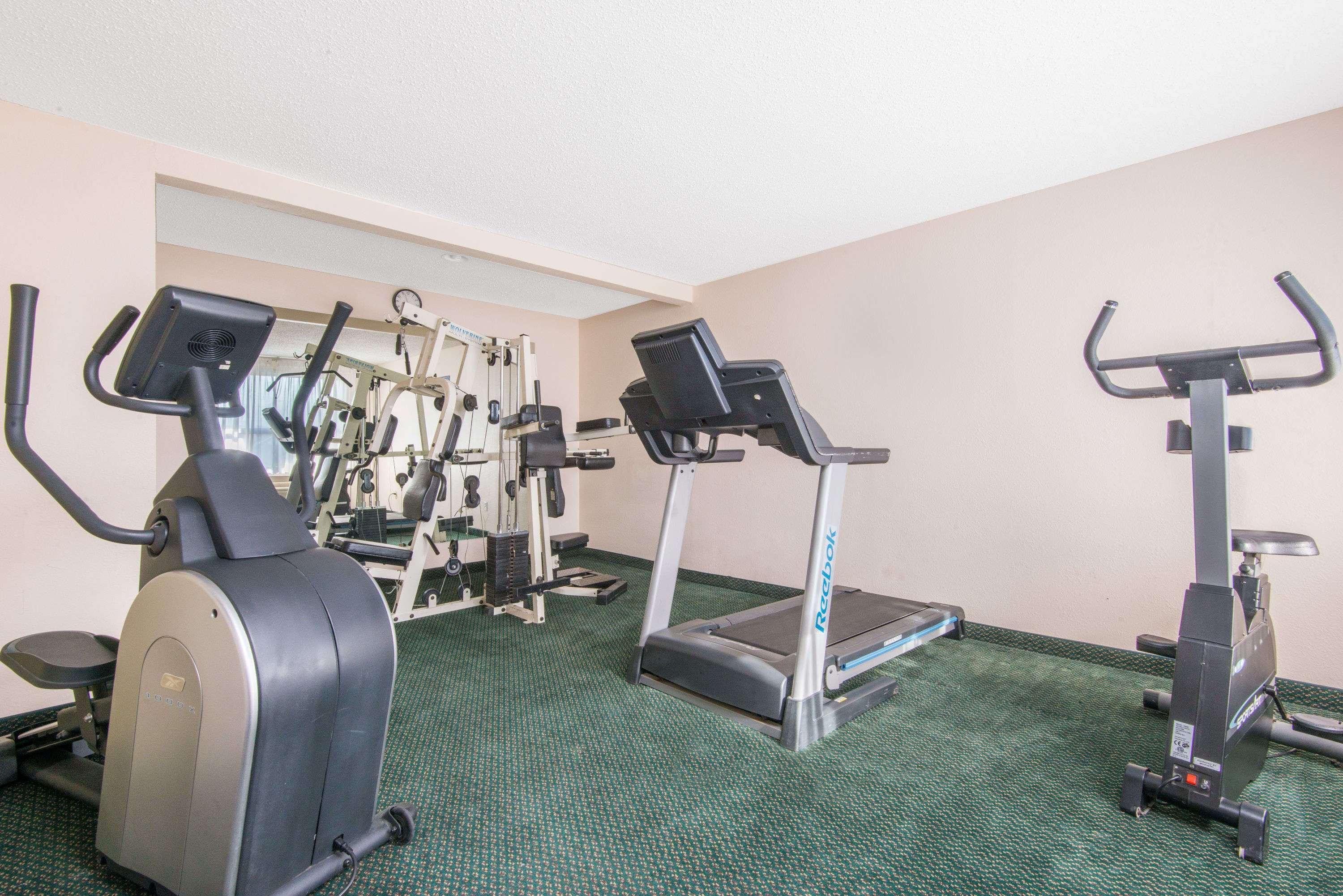Days Inn & Suites By Wyndham Wichita East Экстерьер фото