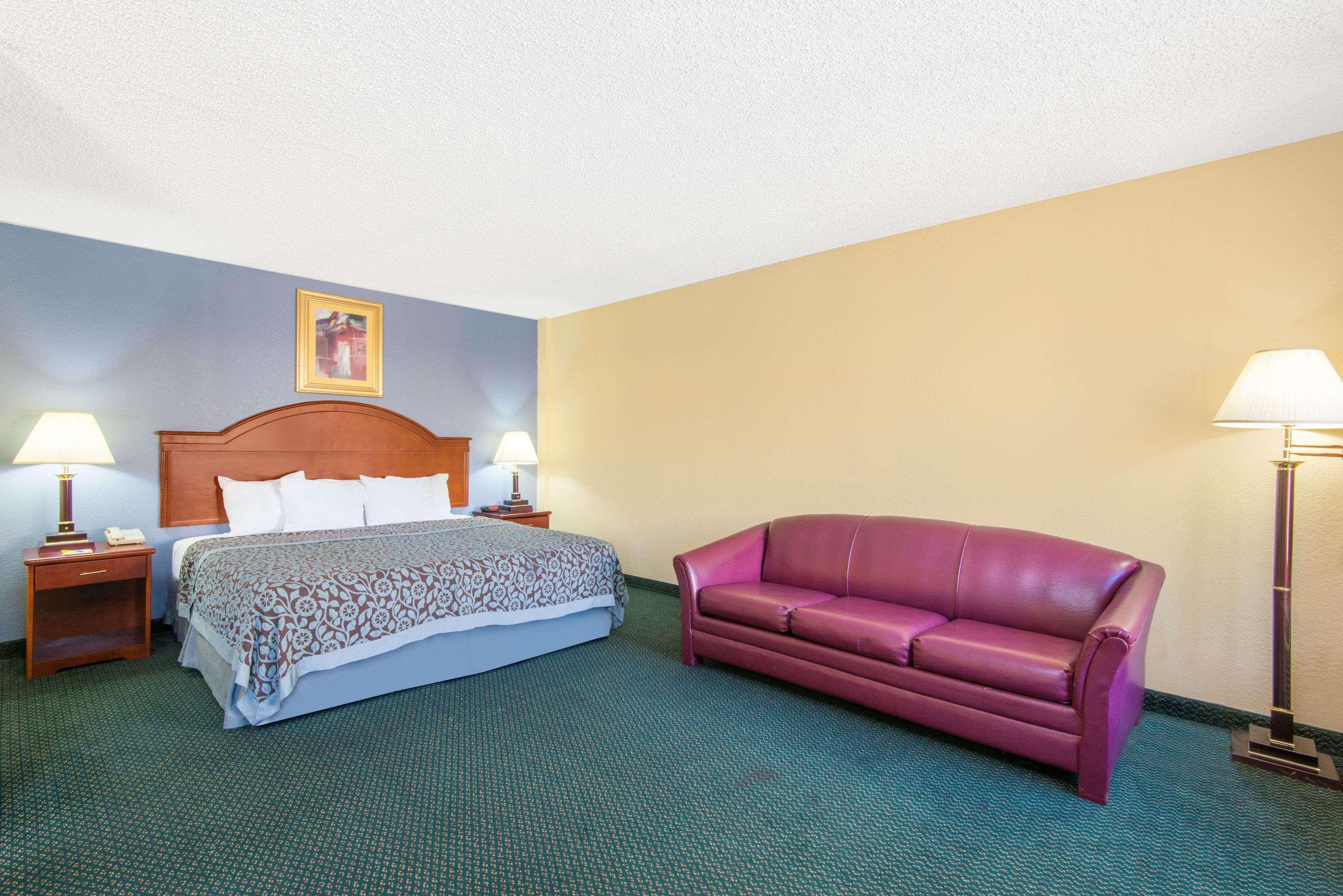 Days Inn & Suites By Wyndham Wichita East Экстерьер фото