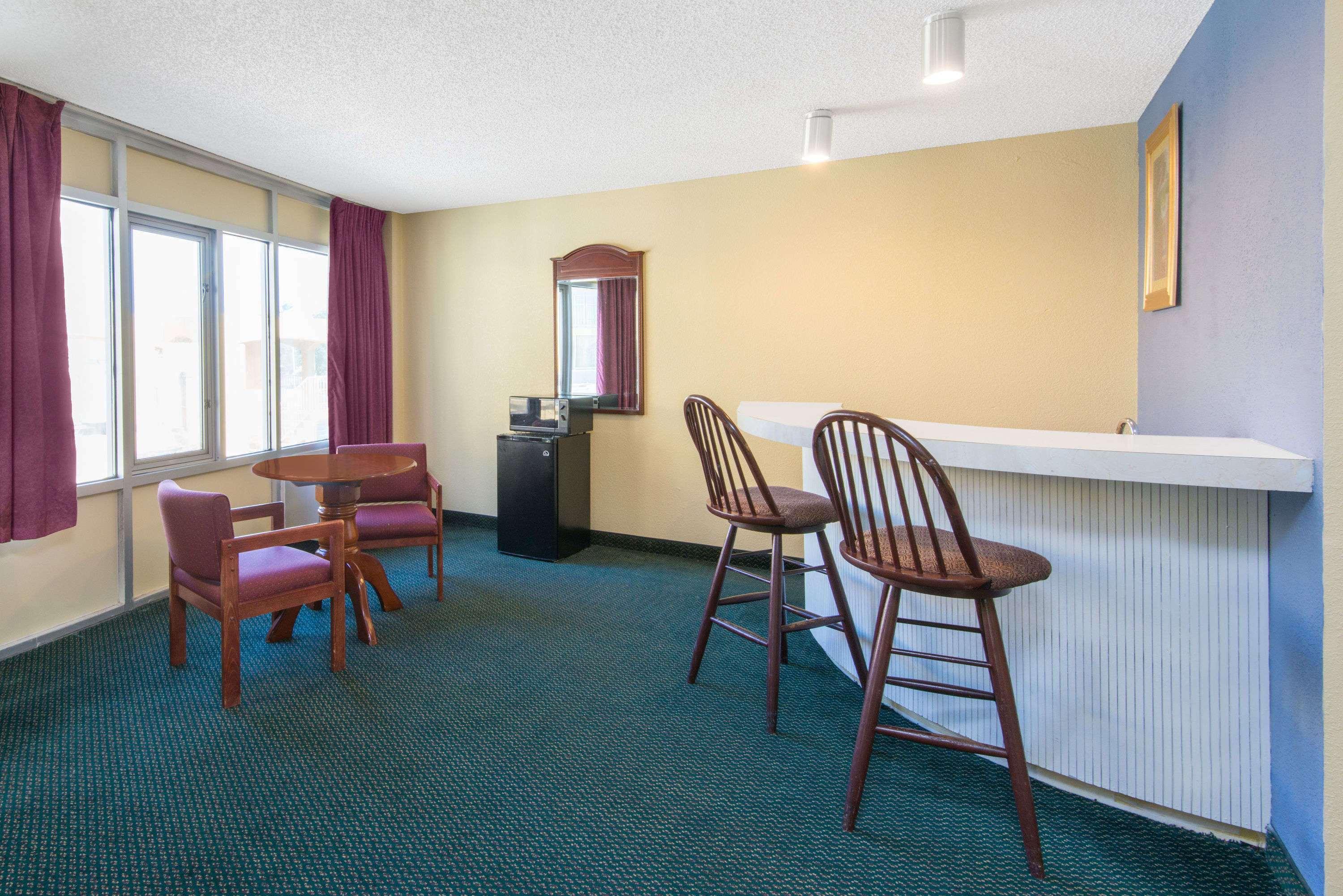 Days Inn & Suites By Wyndham Wichita East Экстерьер фото
