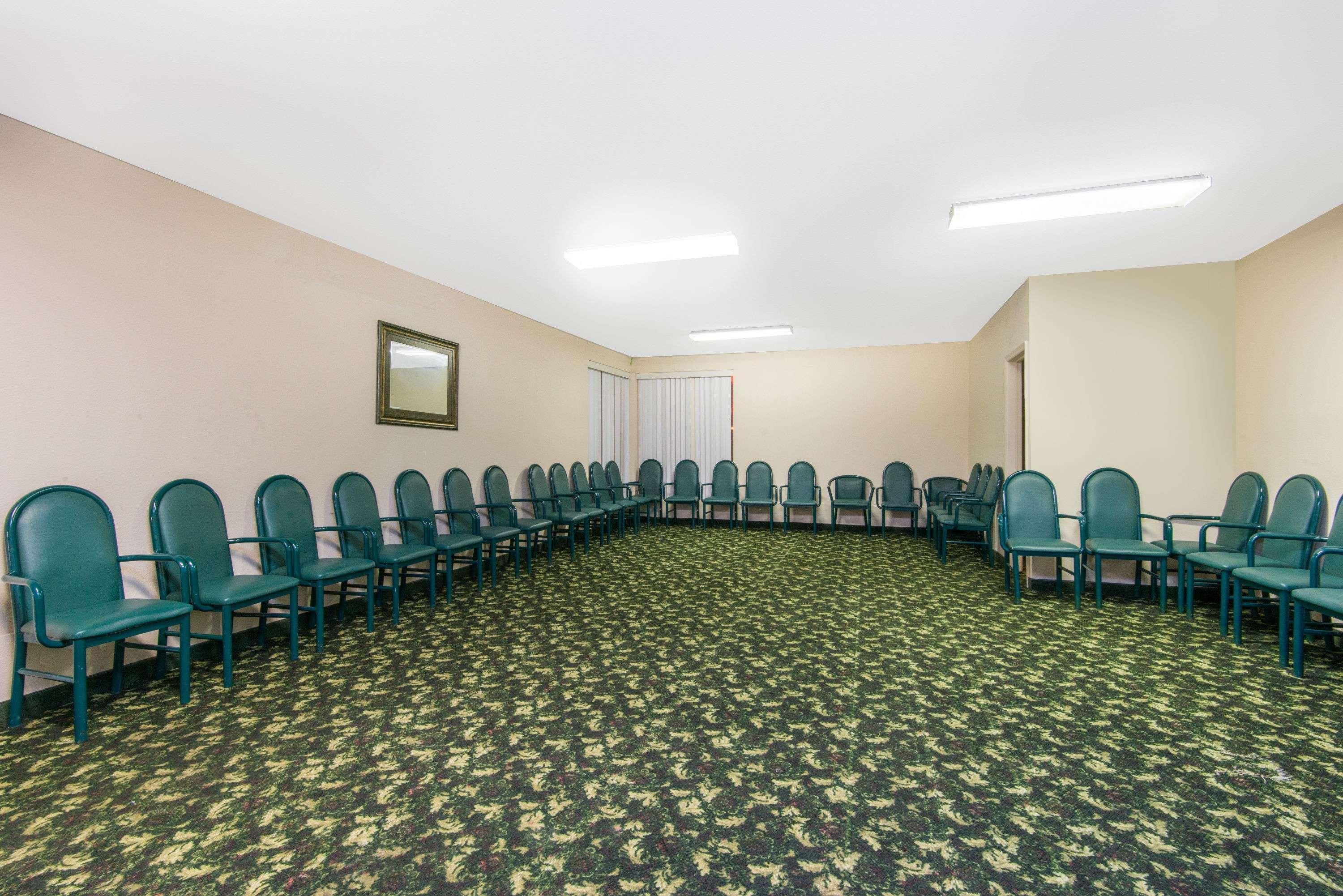 Days Inn & Suites By Wyndham Wichita East Экстерьер фото