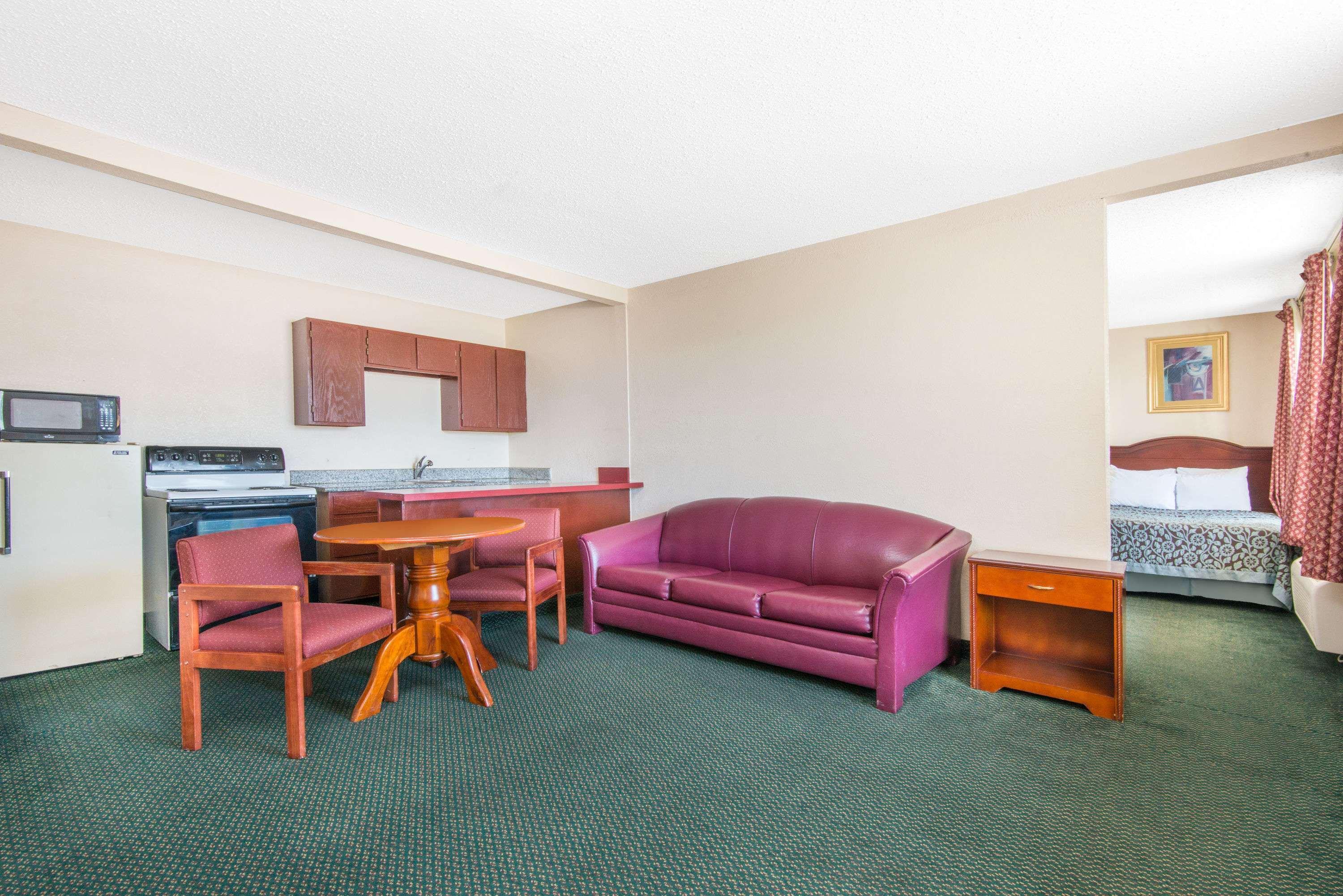 Days Inn & Suites By Wyndham Wichita East Экстерьер фото