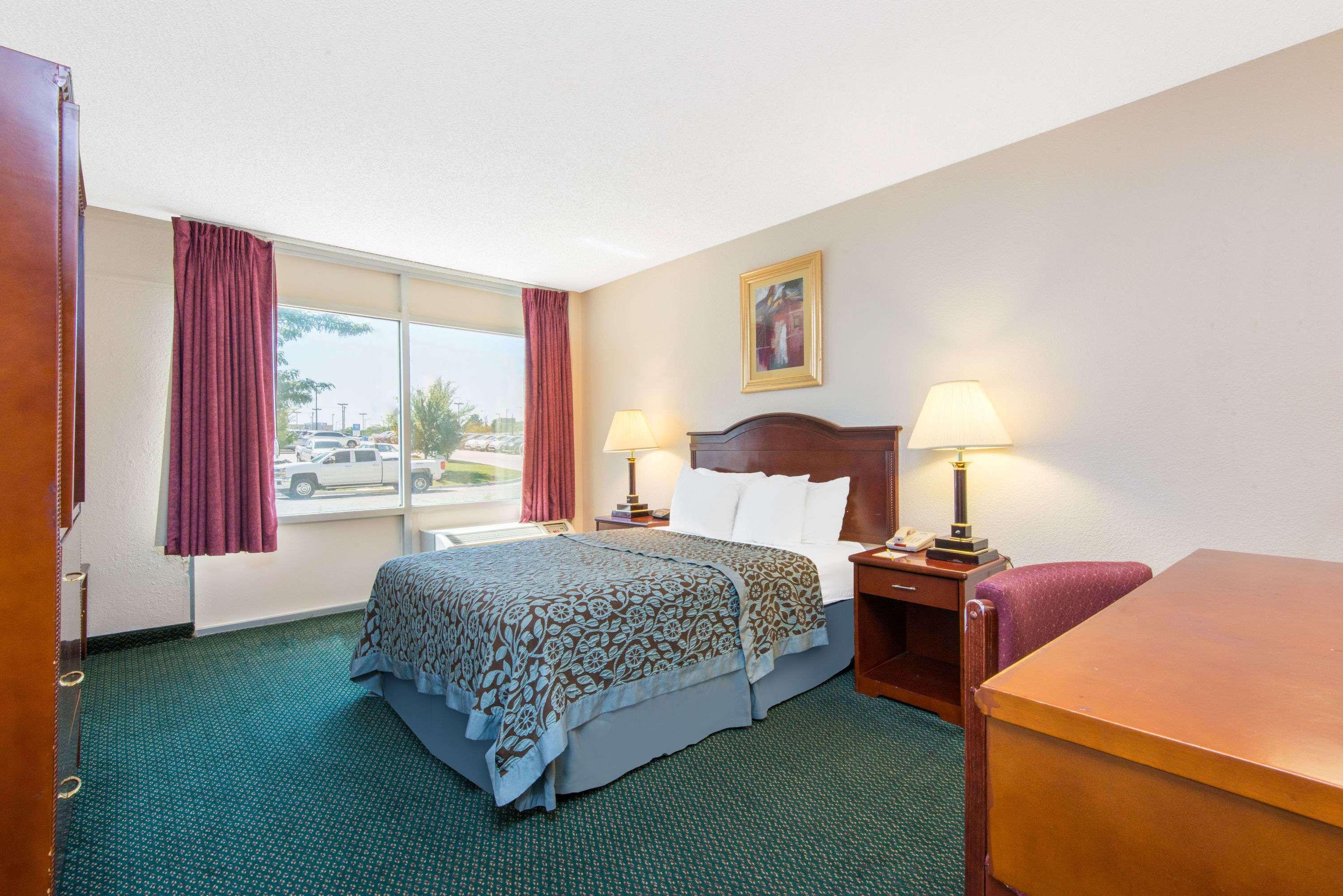 Days Inn & Suites By Wyndham Wichita East Экстерьер фото