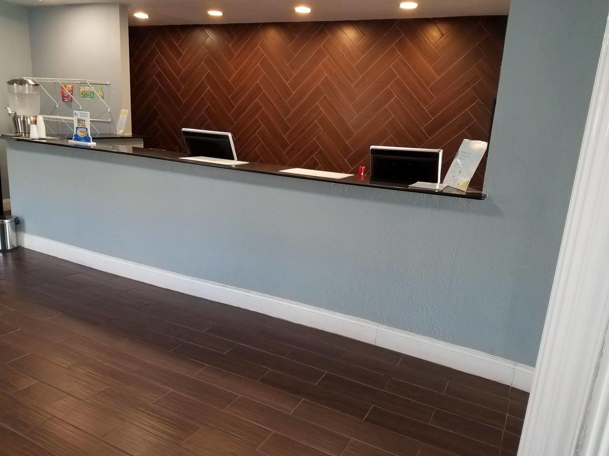 Days Inn & Suites By Wyndham Wichita East Экстерьер фото