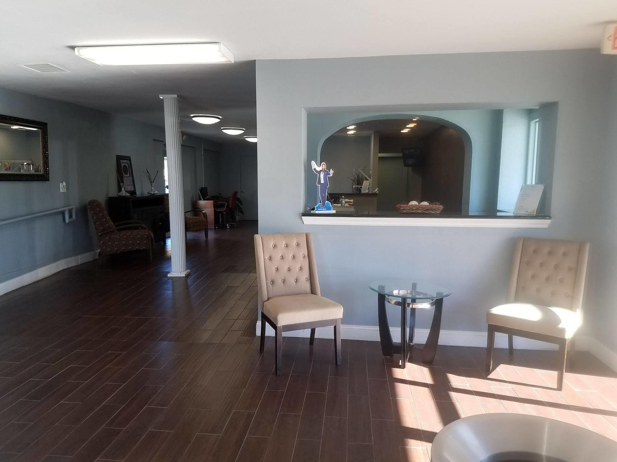 Days Inn & Suites By Wyndham Wichita East Экстерьер фото