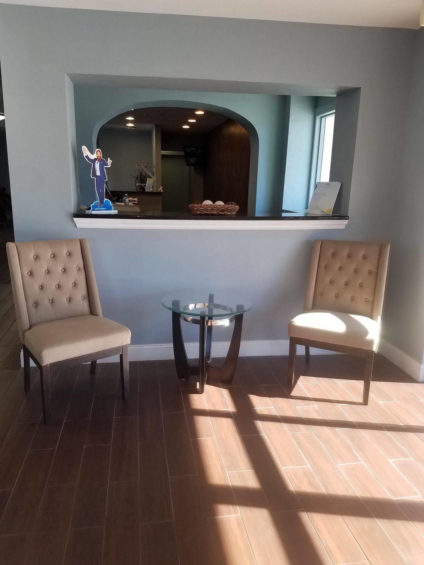 Days Inn & Suites By Wyndham Wichita East Экстерьер фото