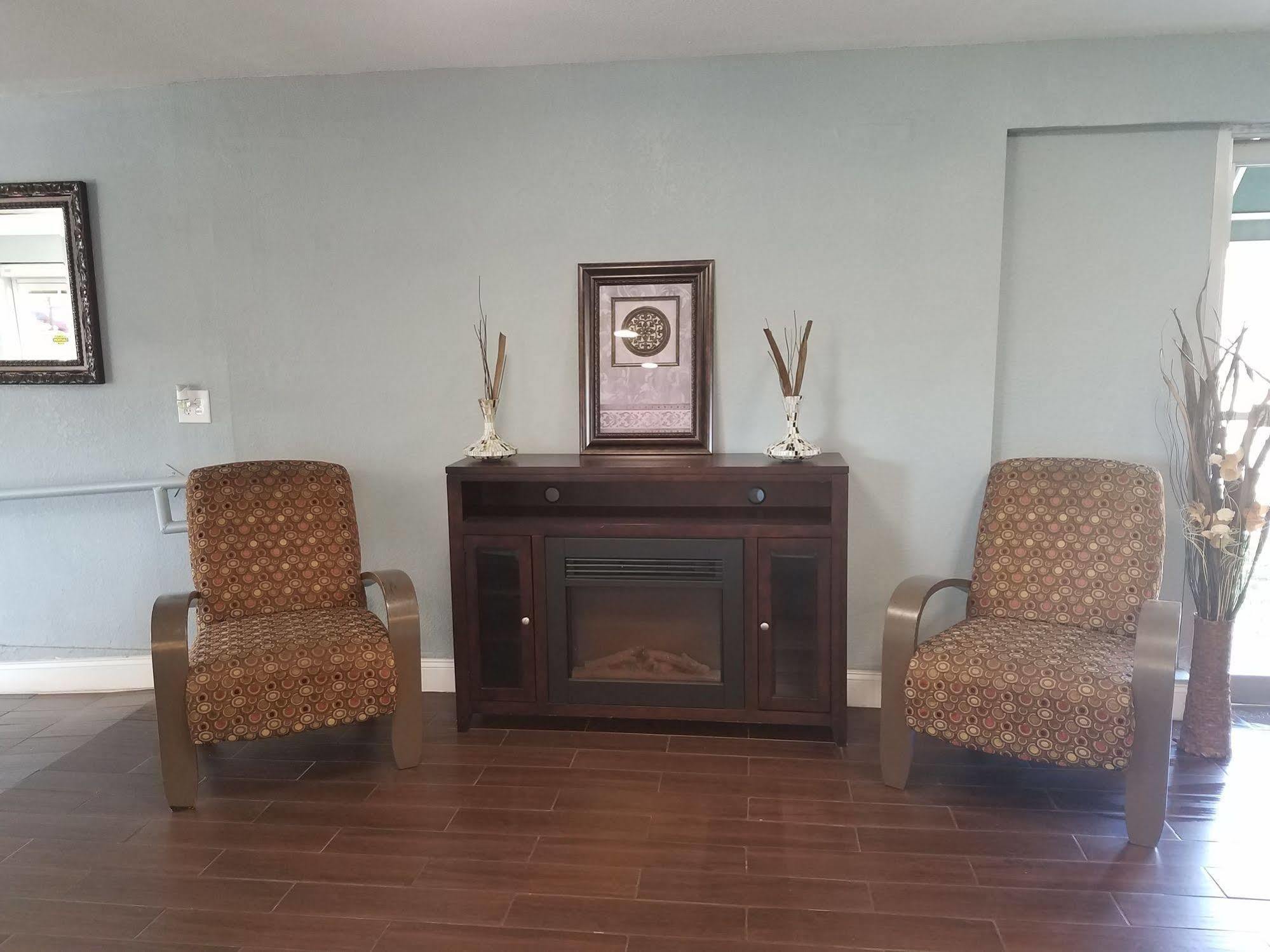 Days Inn & Suites By Wyndham Wichita East Экстерьер фото