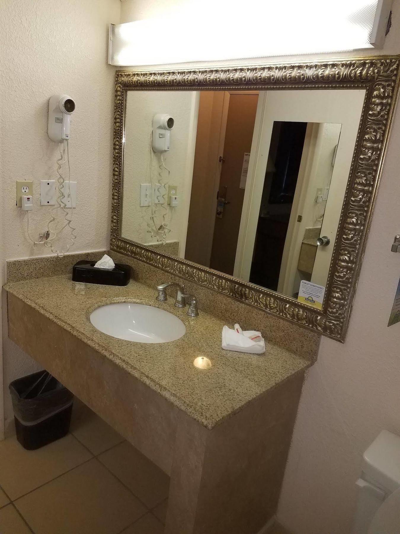 Days Inn & Suites By Wyndham Wichita East Экстерьер фото