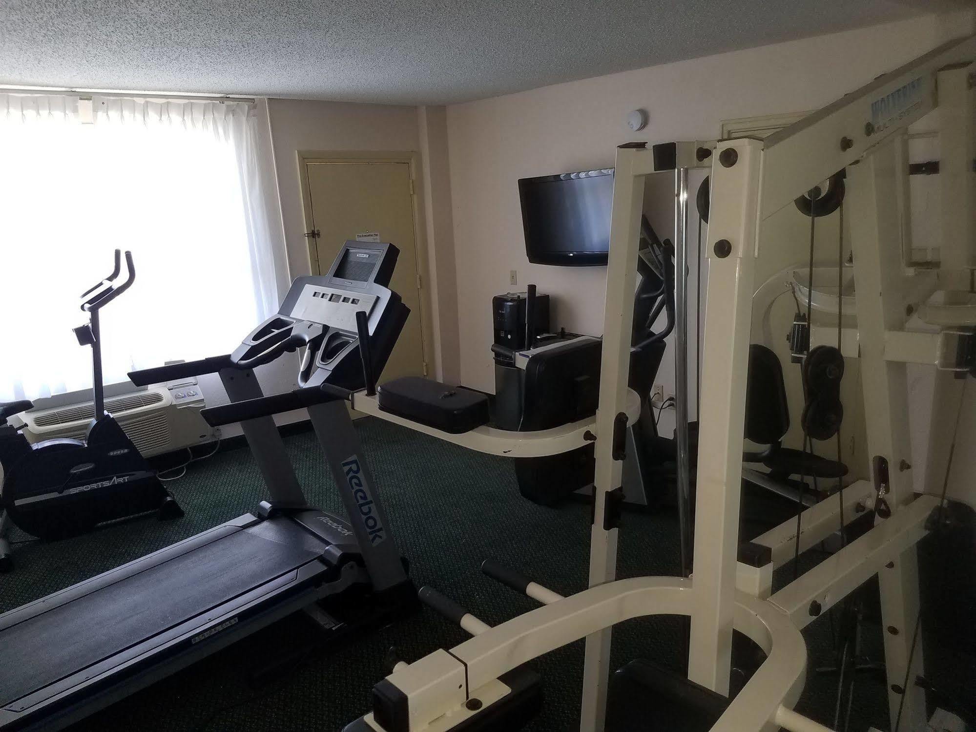 Days Inn & Suites By Wyndham Wichita East Экстерьер фото