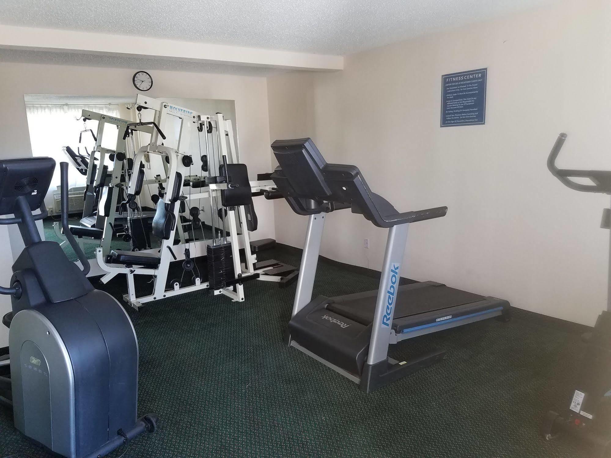 Days Inn & Suites By Wyndham Wichita East Экстерьер фото