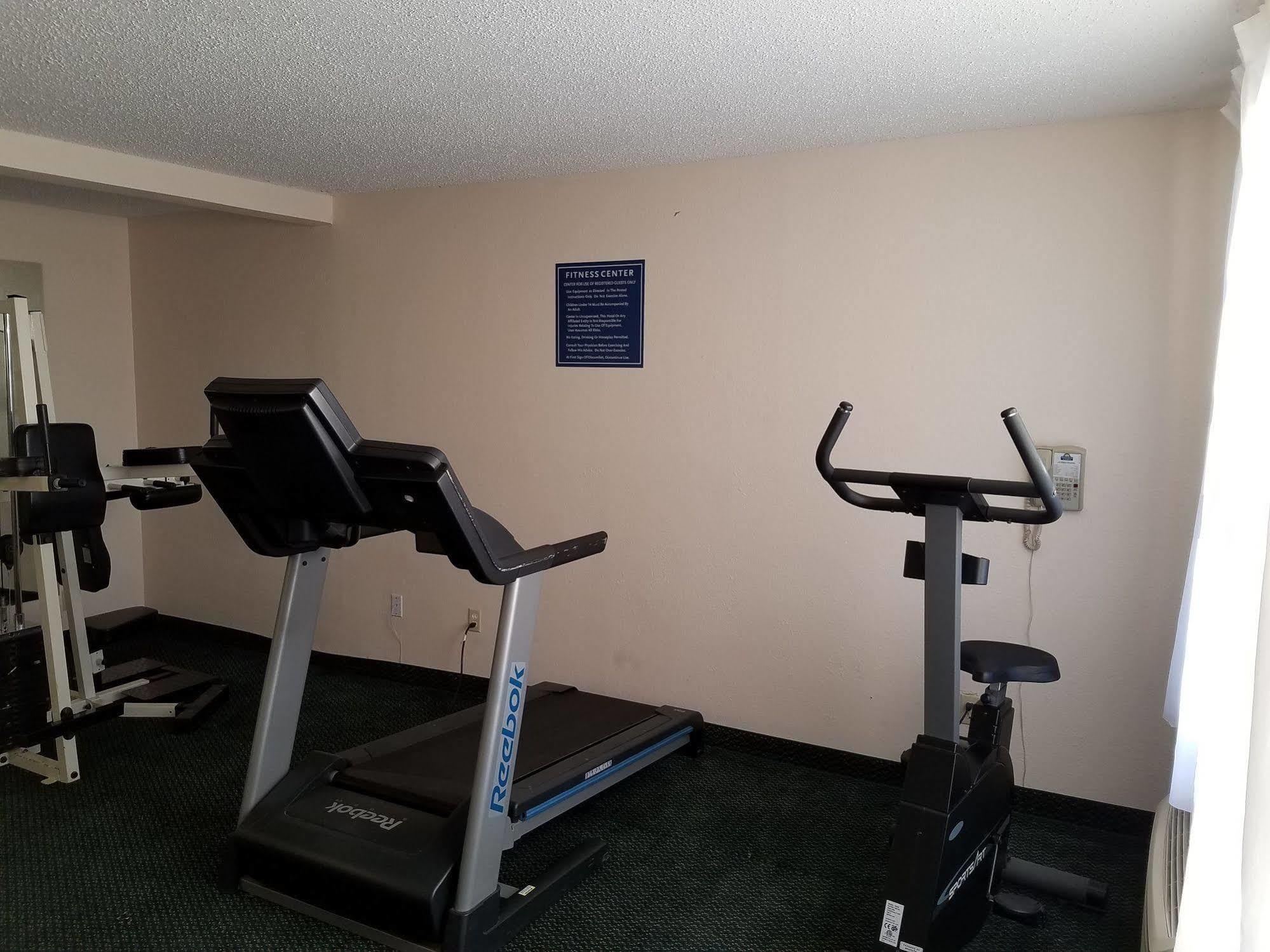 Days Inn & Suites By Wyndham Wichita East Экстерьер фото