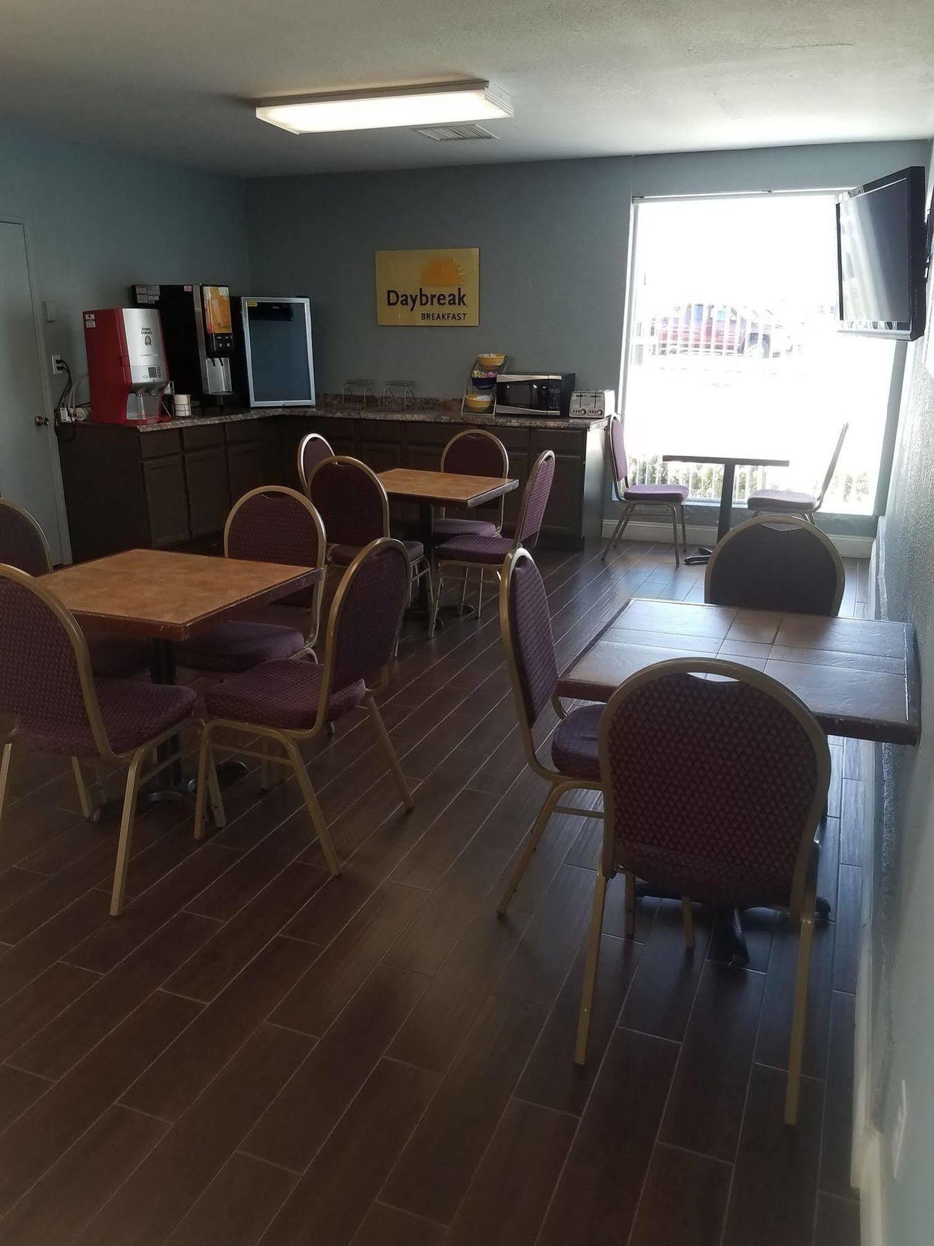 Days Inn & Suites By Wyndham Wichita East Экстерьер фото