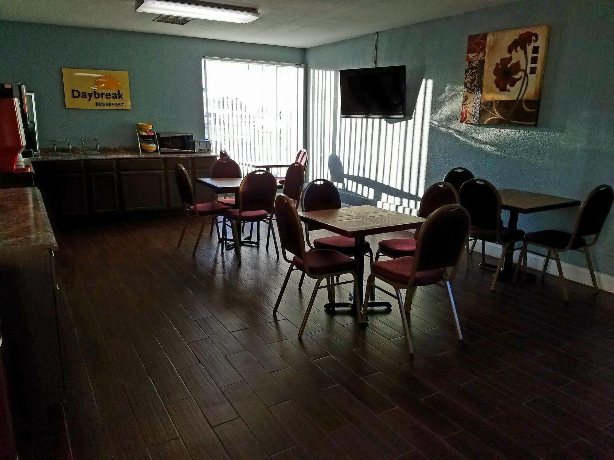 Days Inn & Suites By Wyndham Wichita East Экстерьер фото