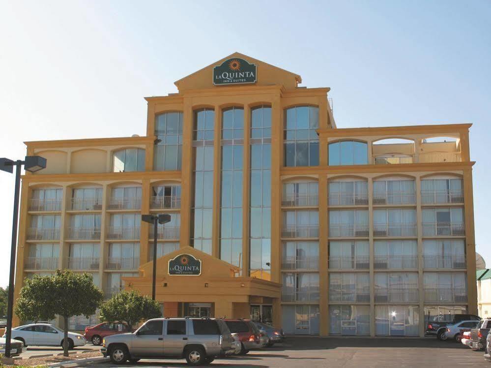 Days Inn & Suites By Wyndham Wichita East Экстерьер фото