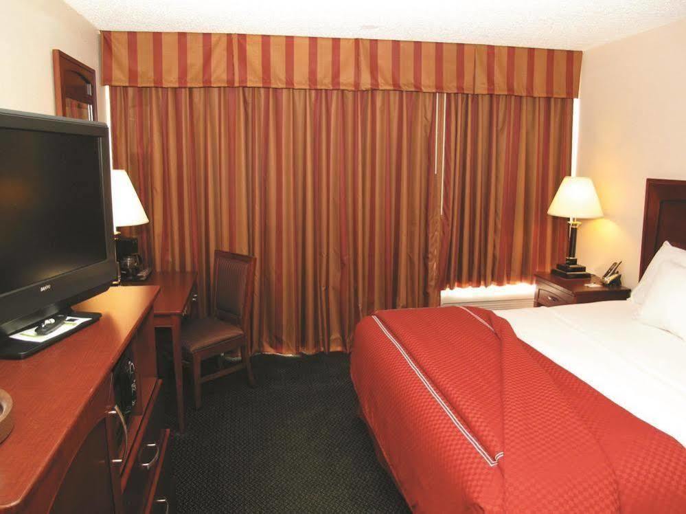 Days Inn & Suites By Wyndham Wichita East Экстерьер фото