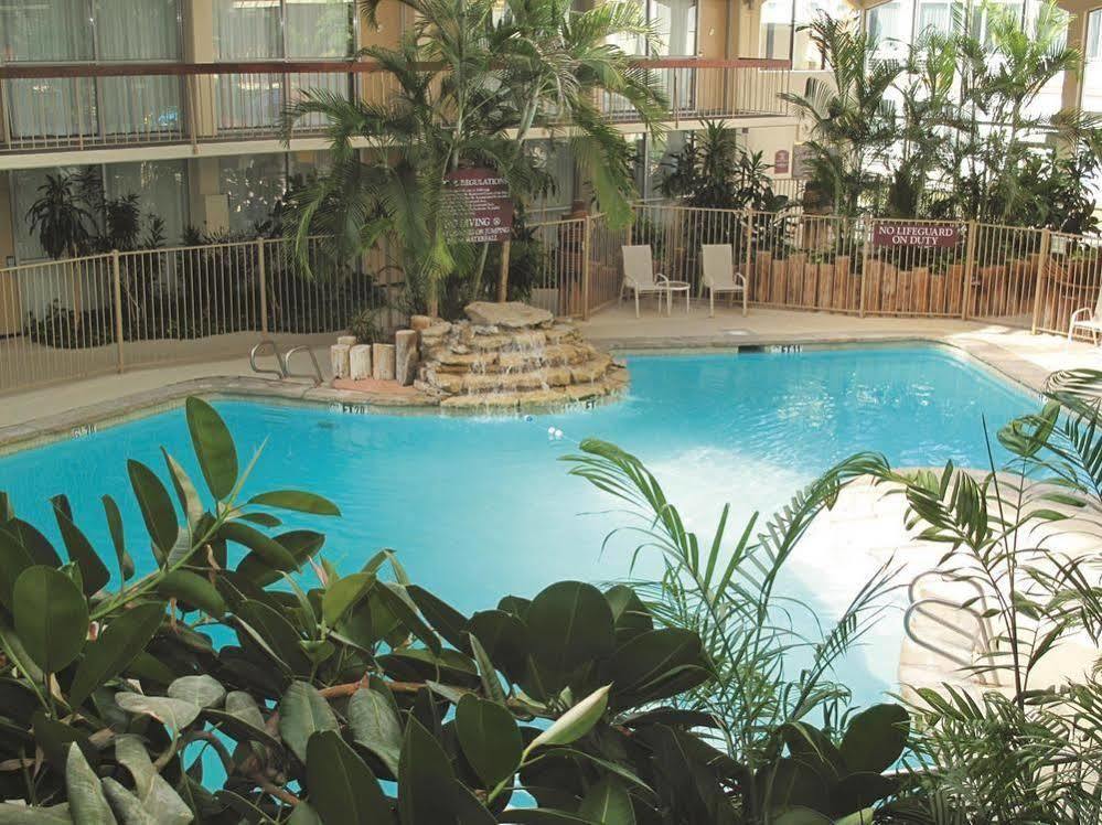 Days Inn & Suites By Wyndham Wichita East Экстерьер фото