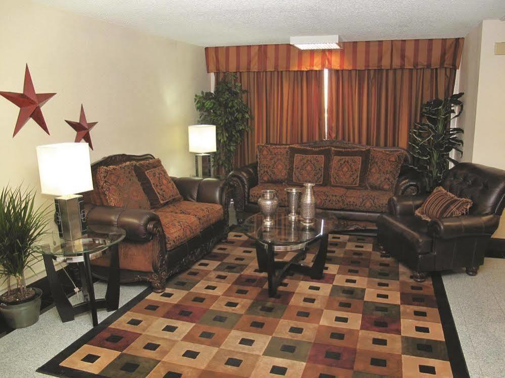 Days Inn & Suites By Wyndham Wichita East Экстерьер фото